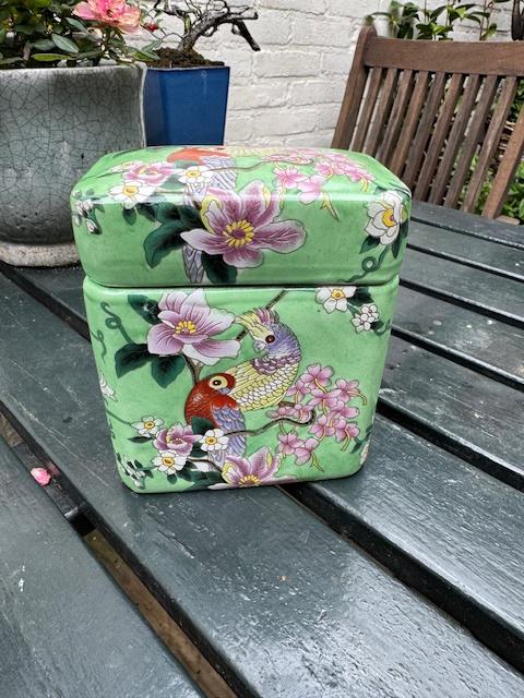 fraai porselein doosje met papegaaien decor, Ophalen of Verzenden