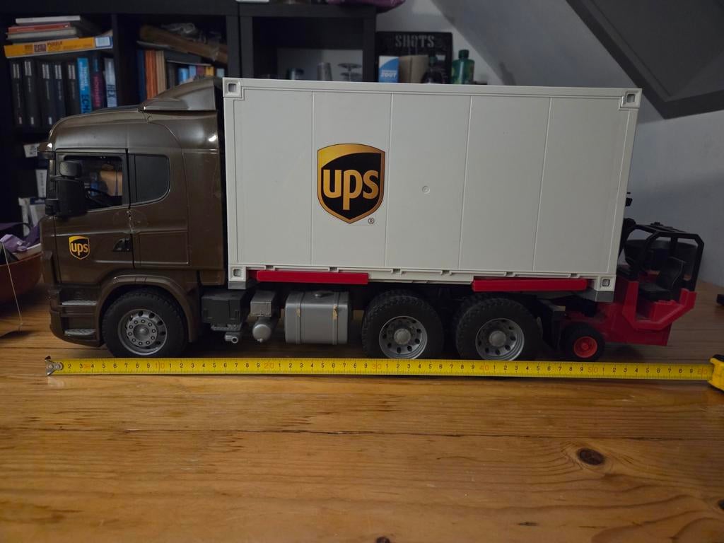 UPS Scania Vrachtwagen met Kooiaap en Laadaccessoires, Ophalen