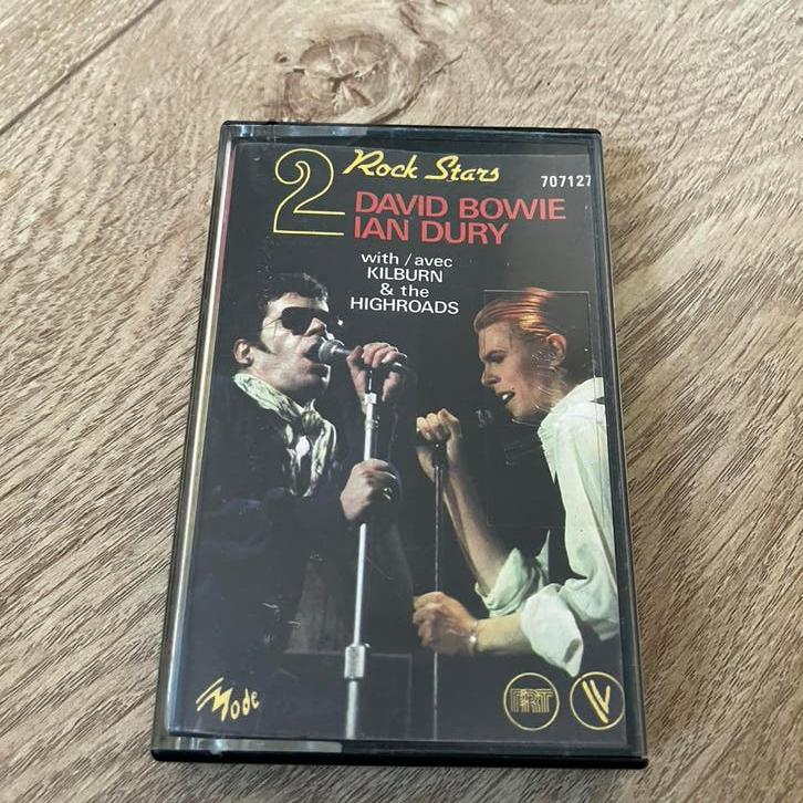 David Bowie & Ian Dury - 2 Rock Stars Cassette, Cd's en Dvd's, Cassettebandjes, Gebruikt, 1 bandje, Ophalen of Verzenden, Origineel