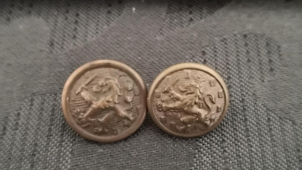 2 oude knopen NL, Verzamelen, Verzenden, Landmacht, Nederland, Kleding of Schoenen