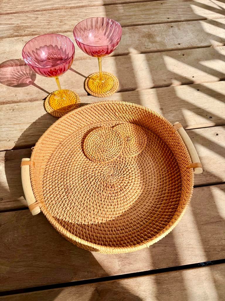 Rieten Dienblad met 4 Onderzetters - Perfect voor Gasten, Schaal, Rond, Ophalen of Verzenden, Zo goed als nieuw