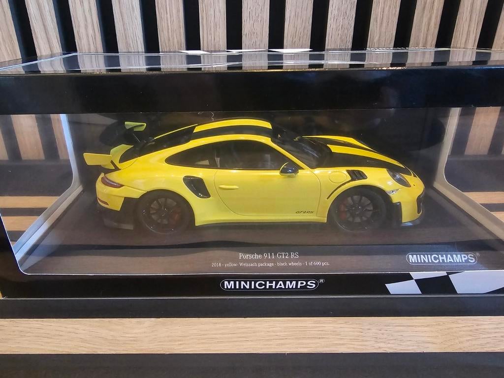 Minichamps 1:18 Porsche 911 GT2 RS 2018 Weissach pakket, Ophalen of Verzenden, Zo goed als nieuw, MiniChamps