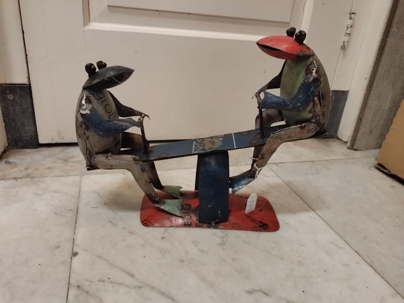 Kikkers op wip van gerecycled blik, Verzamelen, Beelden en Beeldjes, Ophalen of Verzenden, Nieuw, Dier