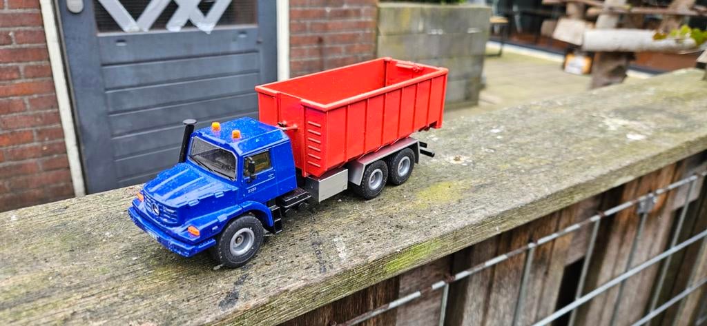 Vrachtwagen met haakarm systeem 1/50, Ophalen of Verzenden, Bus of Vrachtwagen