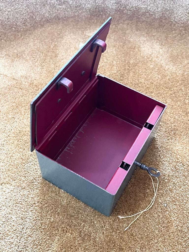 Vintage metal kistje met sleutel, Ophalen of Verzenden, Gebruikt, Metaal, Minder dan 50 cm