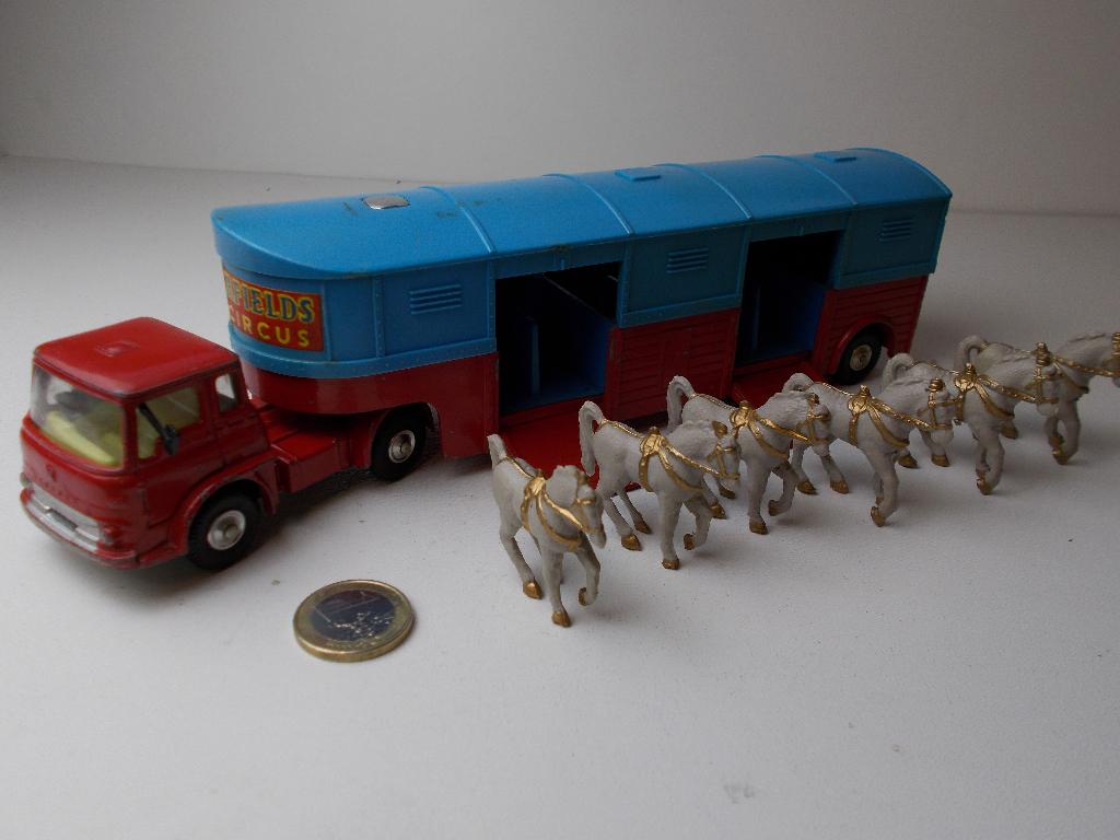1962 Corgi MajorToys 1130 CHIPPERFIELDS HORSEBOX +HORSES (B)