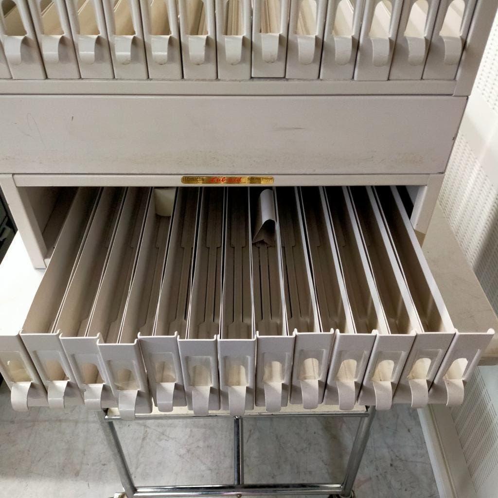 Vintage ladekast met 27 klein laadjes voor opslag dia`s of l, Ophalen, Minder dan 50 cm, Gebruikt, 5 laden of meer