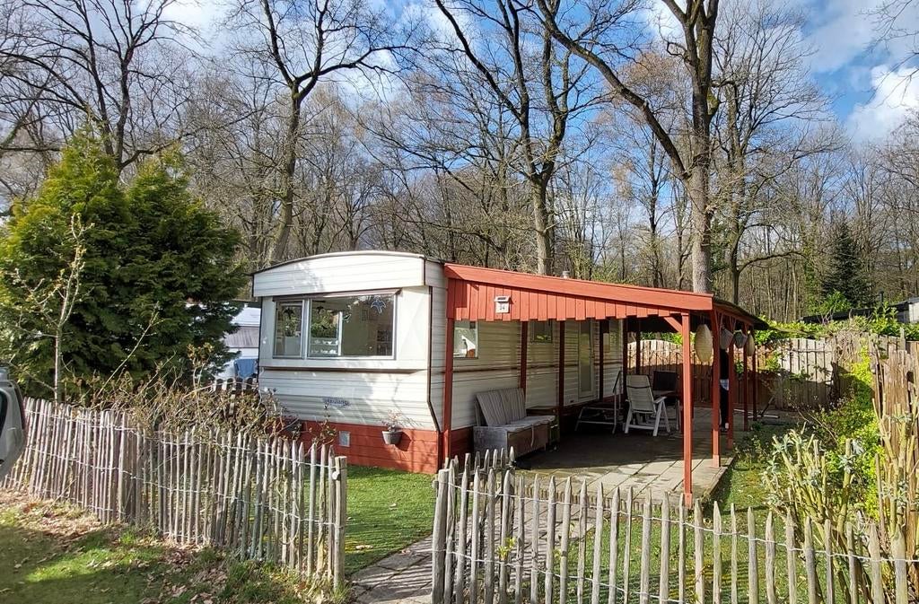 Stacaravan met overkapping en tuin