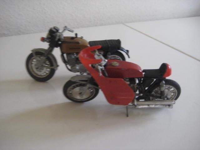 Miniatuur motoren Honda750 schaal 1: 18 2 stuks, Ophalen of Verzenden, Gebruikt, Motor, Bburago