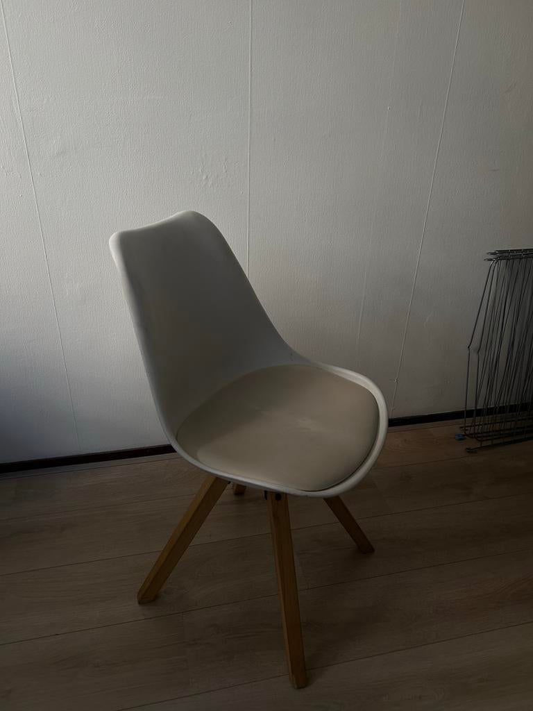 GRATIS Witte stoel met houten poten, Huis en Inrichting, Stoelen, Ophalen, Gebruikt, Wit, Eén
