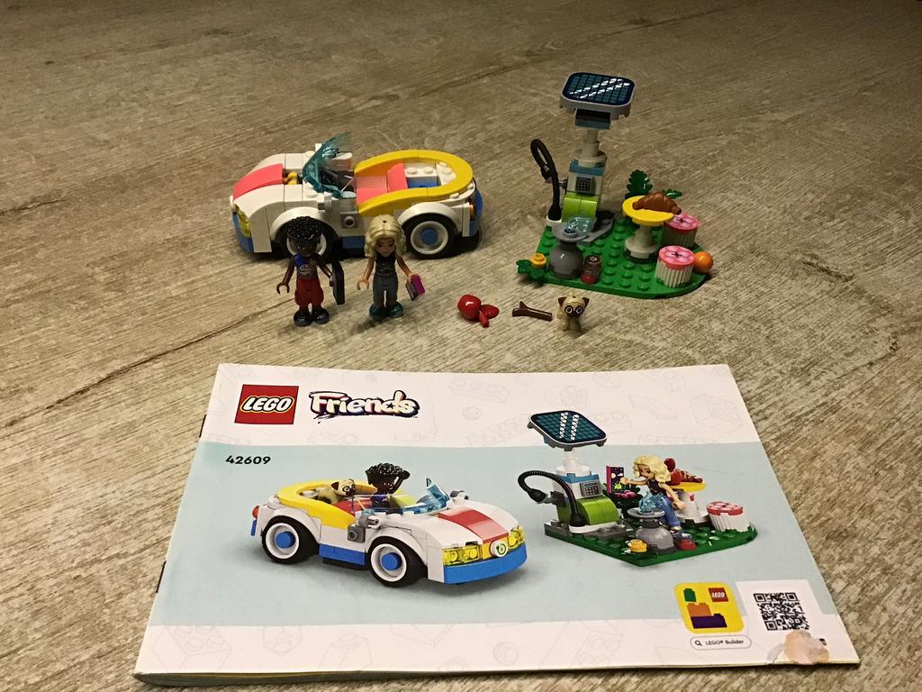 Lego friends Electrische auto + oplaadpunt 42609, Ophalen of Verzenden, Zo goed als nieuw