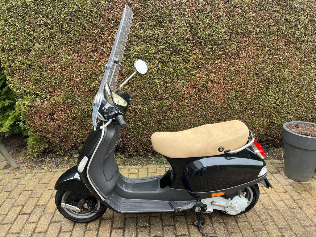 Zwarte vespa te koop in Dokkum, Fietsen en Brommers, Scooters | Vespa, Ophalen, Gebruikt, Overige modellen, Maximaal 45 km/u