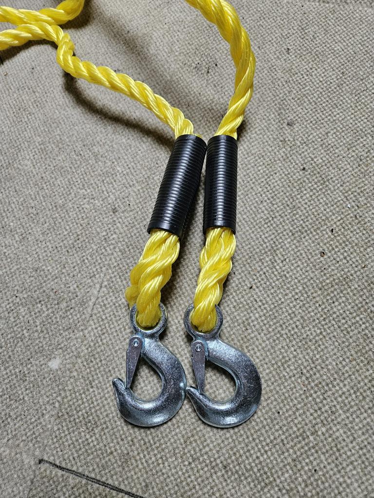 Nieuwe gele sleeptouw met haken, Ophalen