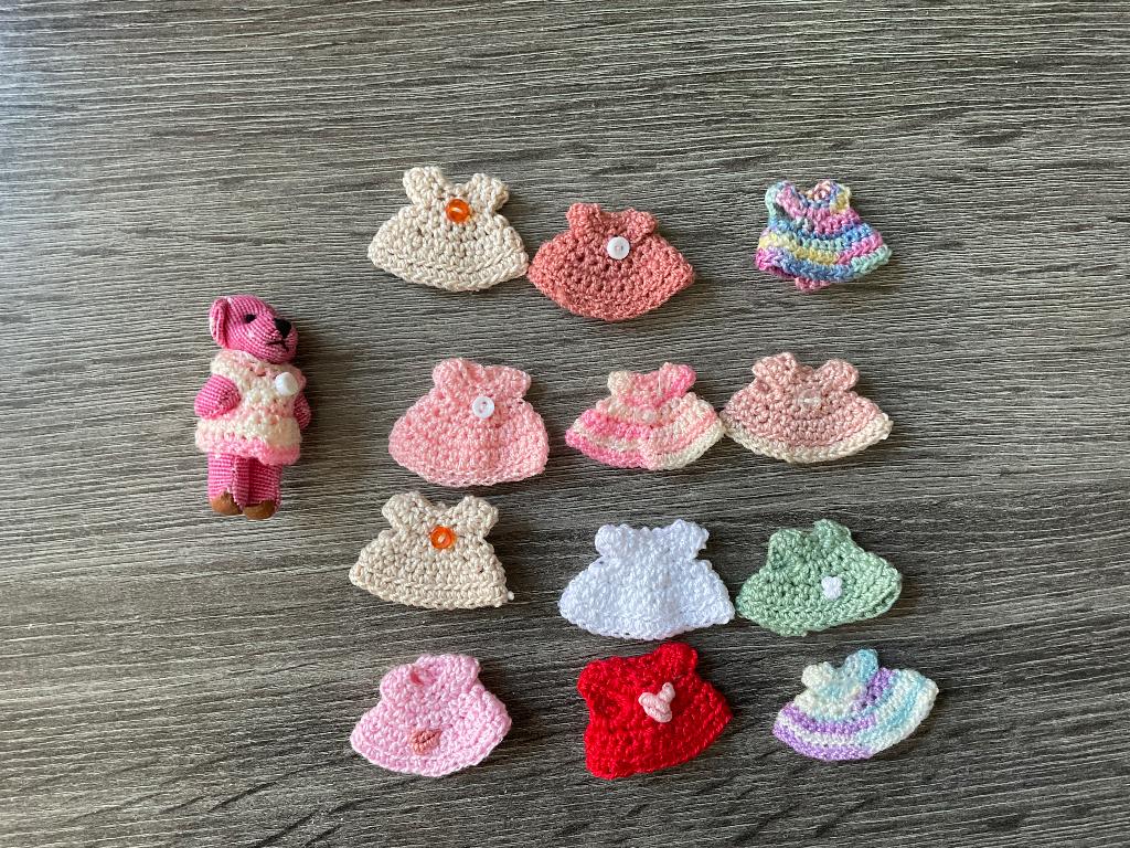 Gehaakte mini jurkjes voor kleine beertjes, Verzenden, Nieuw, Kleertjes