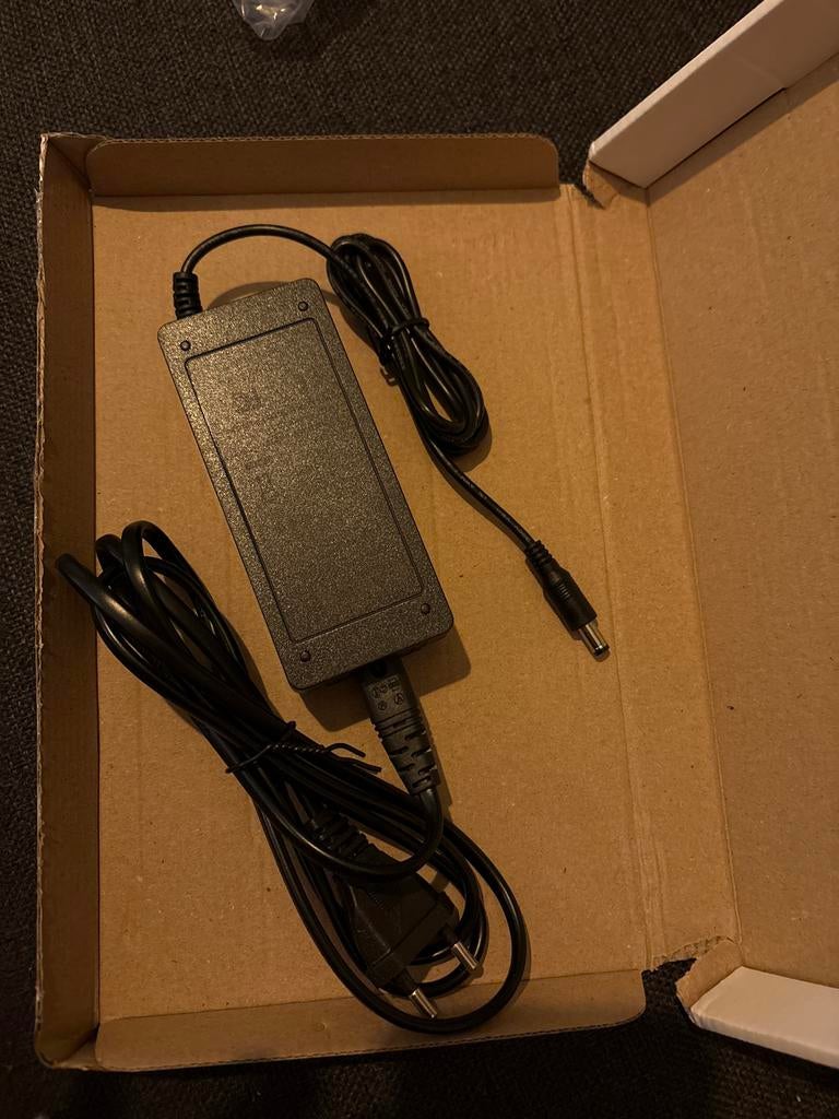 Oplader 100-240V naar 42V 2A, Ophalen of Verzenden, Nieuw