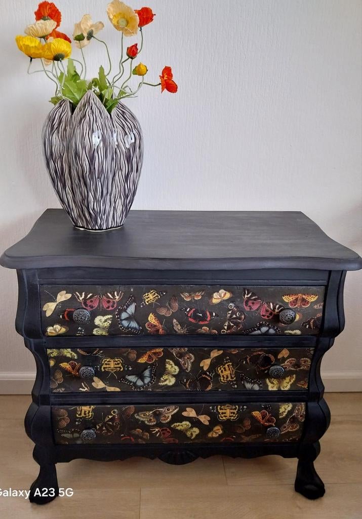 Buikkastje met decoupage en Annie Sloan verf Athenian  Black, Huis en Inrichting, Kasten | Overige, Gebruikt, Ophalen