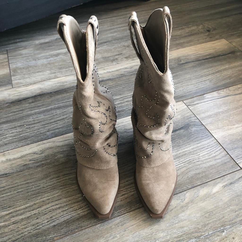Cowboy laarzen, Beige suède met studs, maat 36, Hoge laarzen, Beige, Ophalen of Verzenden, Zo goed als nieuw