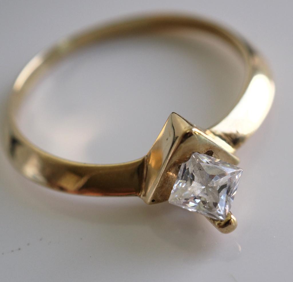 14 krt gouden ring met een diagonaal geplaatste zirkonia, 18 tot 19, ., Ophalen of Verzenden, Zo goed als nieuw