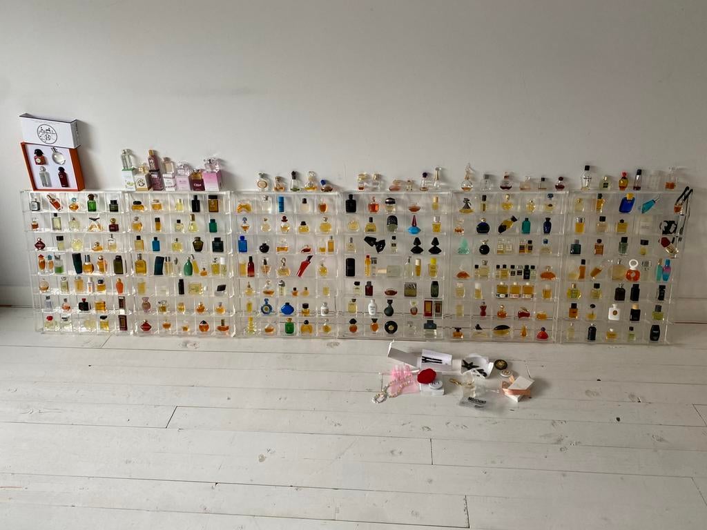 Plexiglazen letterbakken gevuld met miniatuur parfumflesjes, Verzamelen, Parfumverzamelingen, Zo goed als nieuw, Miniatuur, Gevuld