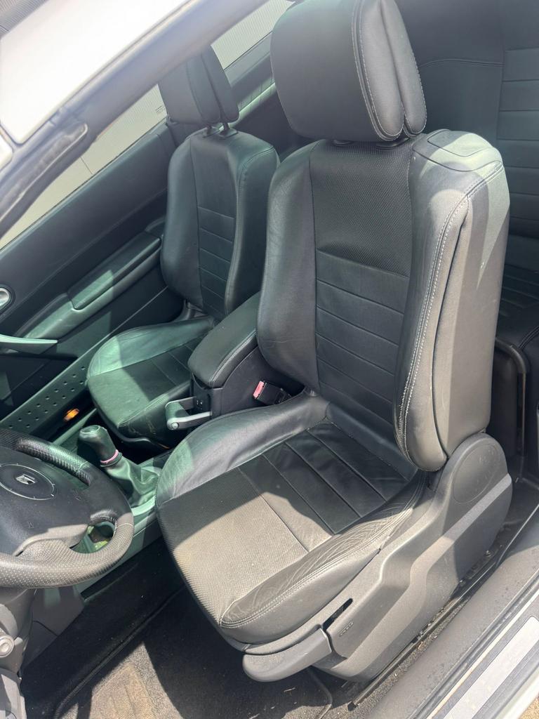 Renault Megane Cabrio 2007 Export ., Auto's, Renault, Zwart, 4 cilinders, Cabriolet, 1598 kg