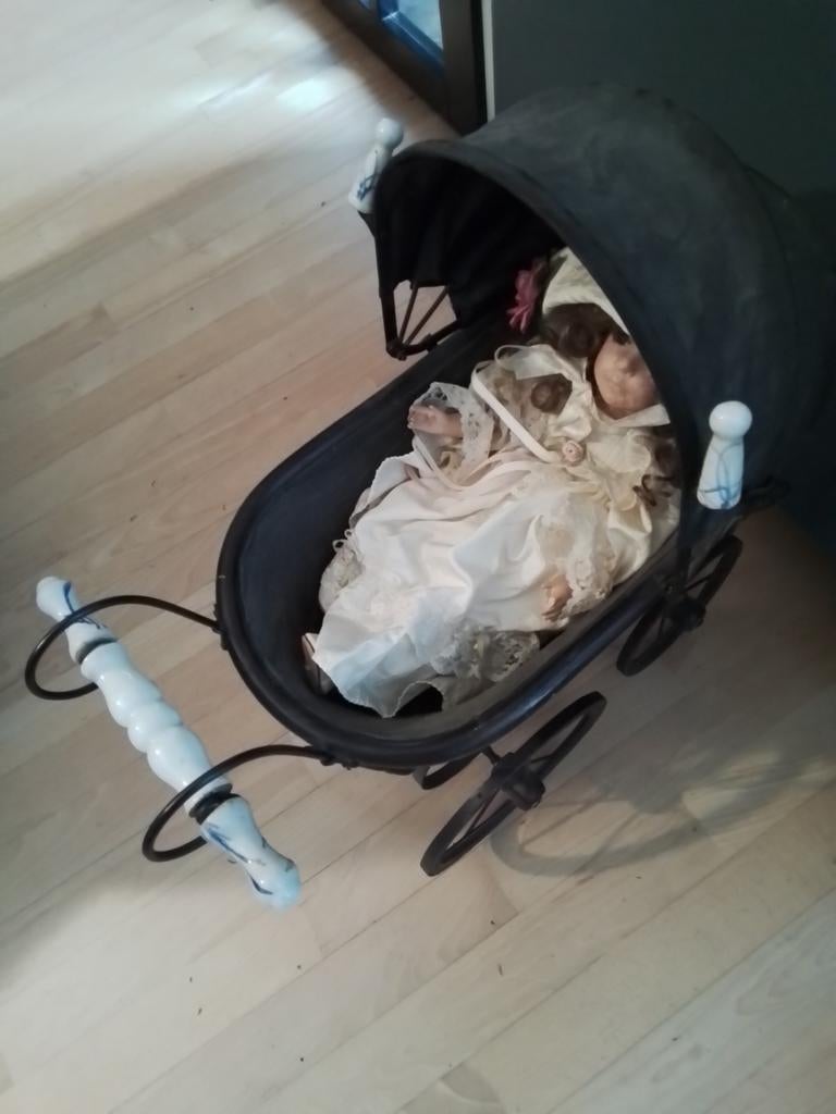 Vintage Poppenwagen met Delfs Blauw & Porseleinen Pop 25 eur, Ophalen of Verzenden