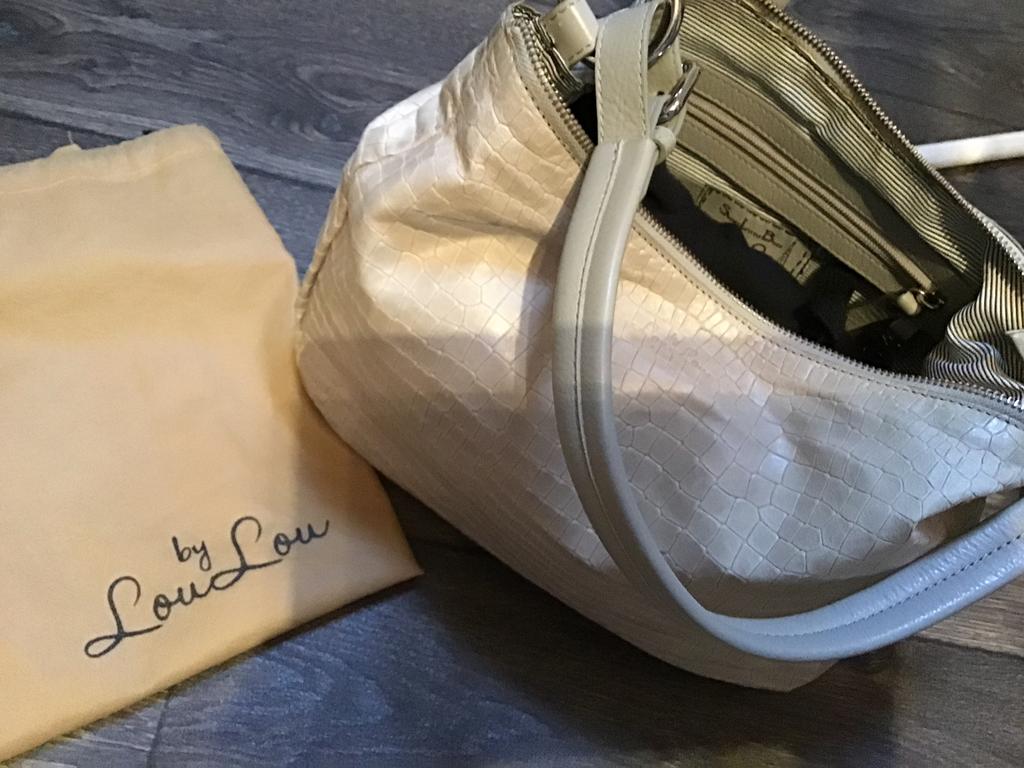 Z.g.a.n leren tas (van Lou Lou )lichtgrijs, Sieraden, Tassen en Uiterlijk, Tassen | Damestassen, Ophalen of Verzenden, Zo goed als nieuw