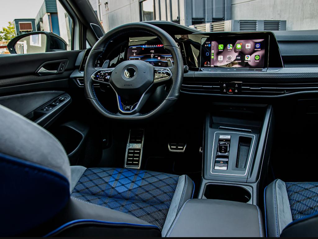 LEASE OVERNAME Golf 8 R 2.0 TSI Performance - Akrapovic, Auto's, Volkswagen, Automaat, Zwart, 1984 cc, Leder en Stof