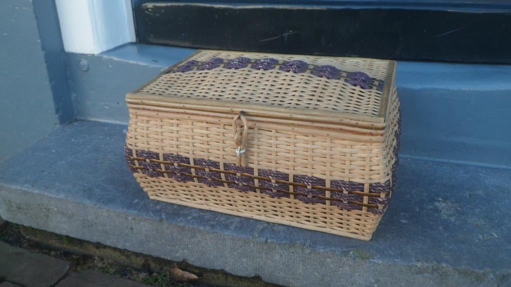 Rieten KIST / MAND 34 x 23 cm. opbergkist picknickmand  R, Huis en Inrichting, Gebruikt, Mand, Ophalen of Verzenden, Rechthoekig