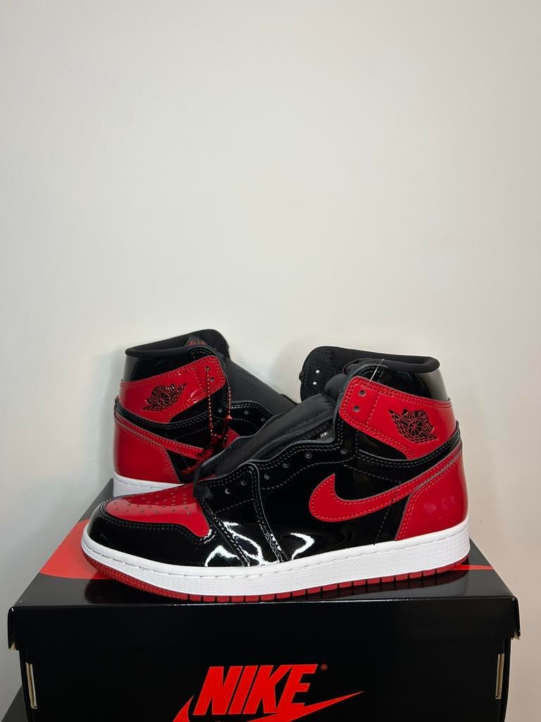 Jordan 1 Retro High OG Patent Bred – EU 42 – DS, Kleding | Heren, Schoenen, Zwart, Nieuw, Ophalen of Verzenden, Sneakers of Gympen