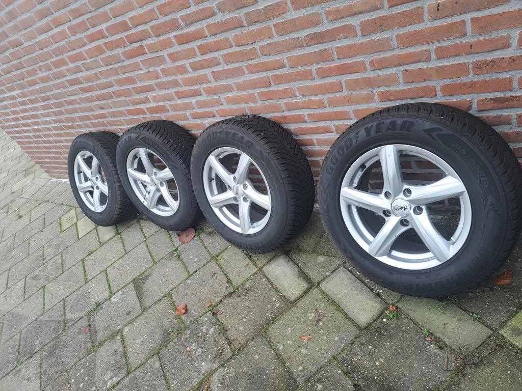 Winterbanden Nissan Qashqai, Auto-onderdelen, Banden en Velgen, Ophalen of Verzenden, 215 mm, Winterbanden, Banden en Velgen