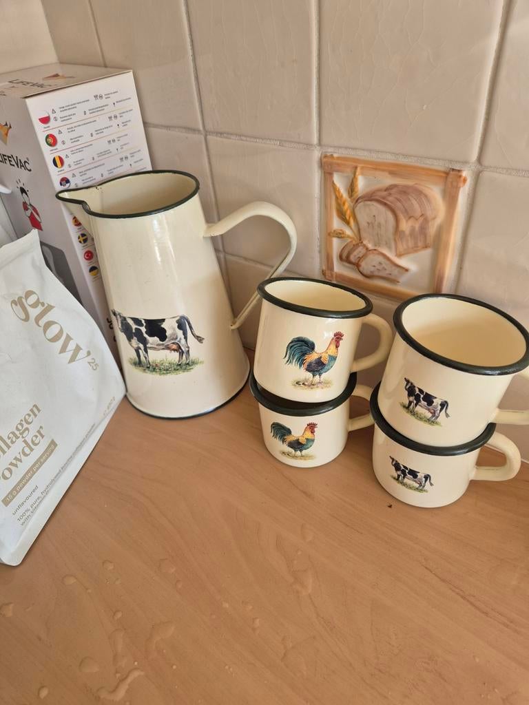 Metalen Keukenaccessoires: Kan en Mokken met Boerderijthema, Ophalen, Metaal, Meerkleurig, Overige typen