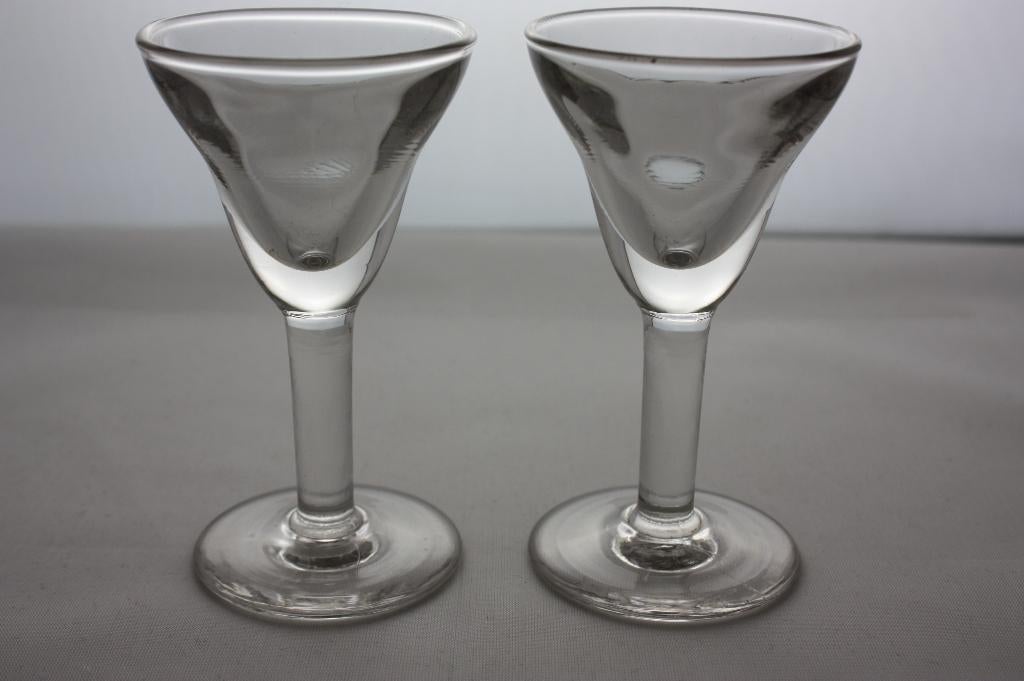 2 oude Franse glaasjes, puntgaaf, Antiek en Kunst, Antiek | Glas en Kristal, Ophalen of Verzenden