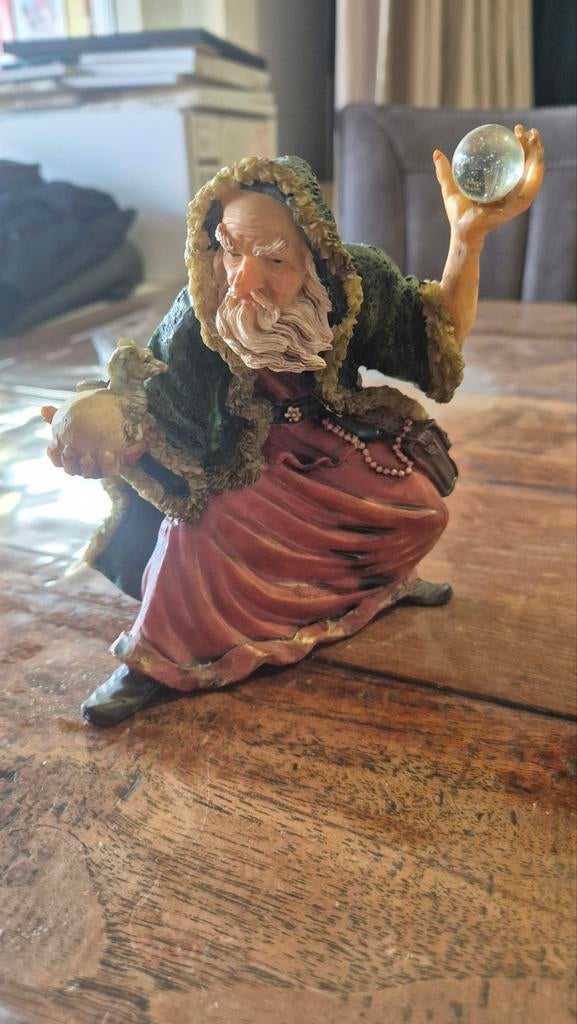 Beeldje van een tovenaar met kristallen bol, Ophalen of Verzenden