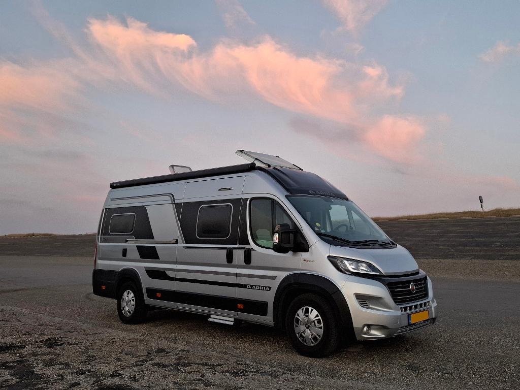 Te huur - Comfortabele 2p buscamper - Adria Twin Supreme, Caravans en Kamperen, Verhuur