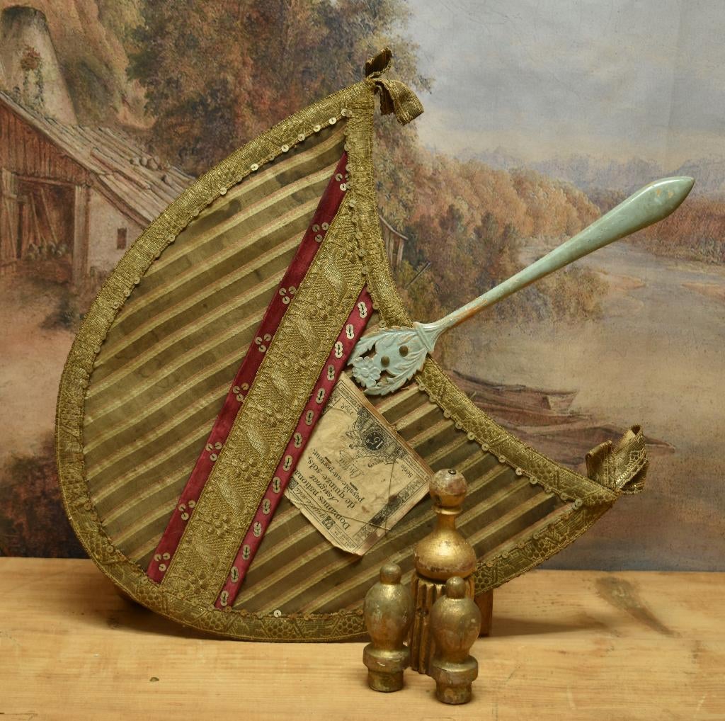 Oude Stoffen  Franse Waaier. "Uit Aletta's Tijd", Antiek en Kunst, Ophalen of Verzenden