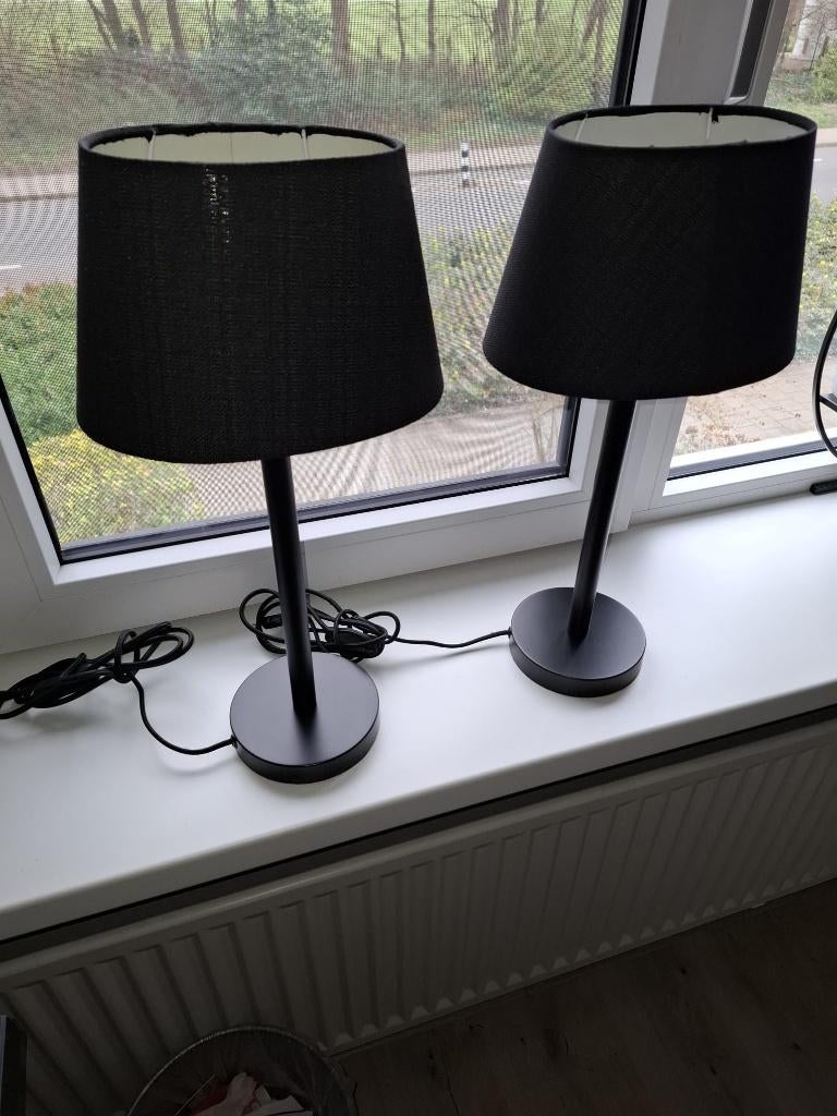 Twee schemerlampen met stoffen kap in het zwart, Huis en Inrichting, Lampen | Tafellampen, Ophalen, Stof, Modern, 50 tot 75 cm