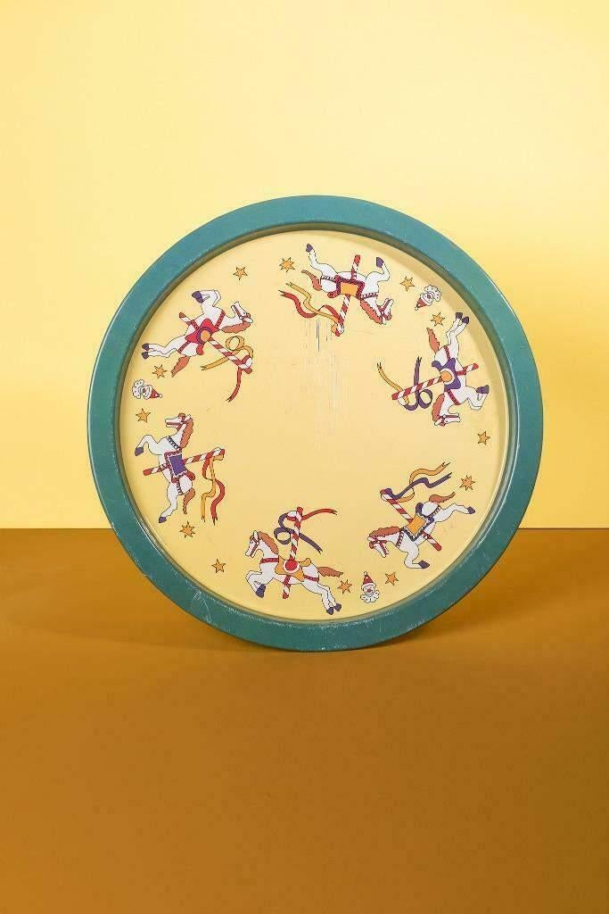 Vintage dienblad geel met illustratie van kermis paarden, Ophalen of Verzenden, Gebruikt, Rond, Metaal