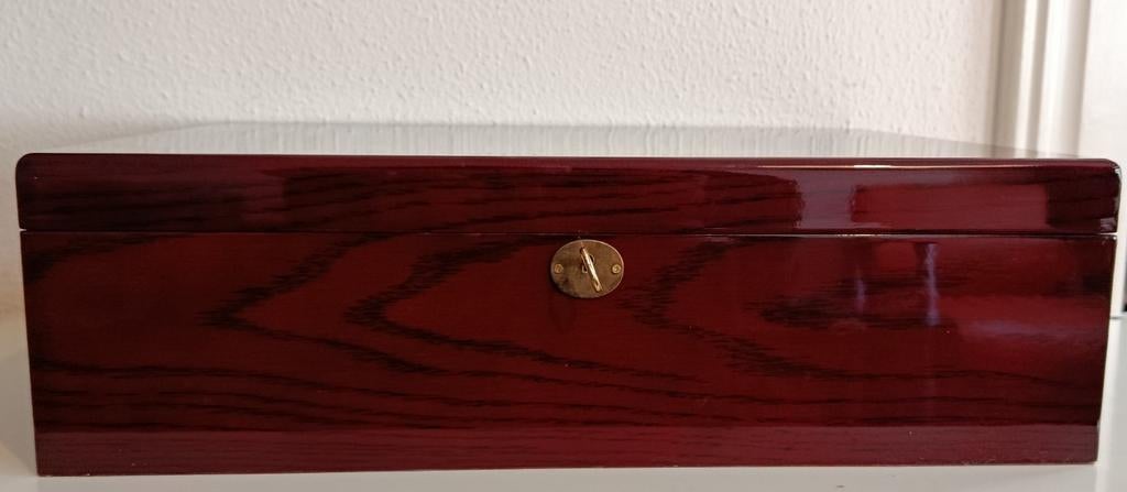 Mooie juwelier doos met sleutel
44/35/13 cm

Perfecte staat, Ophalen, Zo goed als nieuw