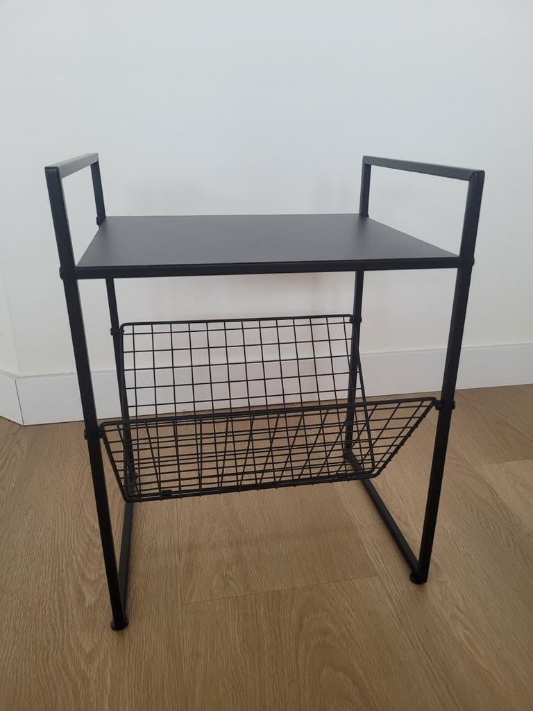 Zwart metalen bijzettafel met tijdschriftenrek / lectuurbak, Ophalen, Zo goed als nieuw