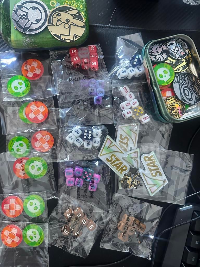 Pokemon munten, dobbelstenen, speldclipje en V Star, Ophalen of Verzenden, Nieuw, Overige typen