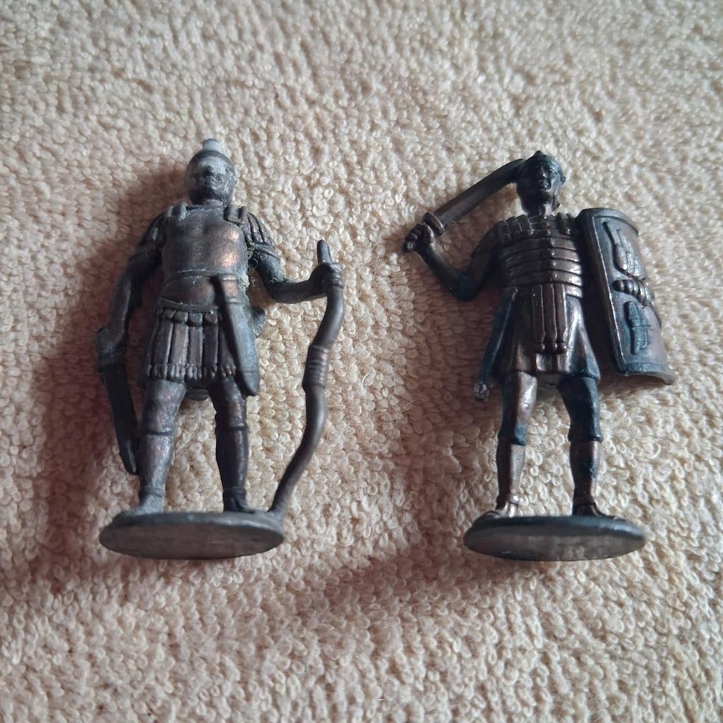 Twee metalen soldaatjes, Romeinse figuren, Ophalen of Verzenden