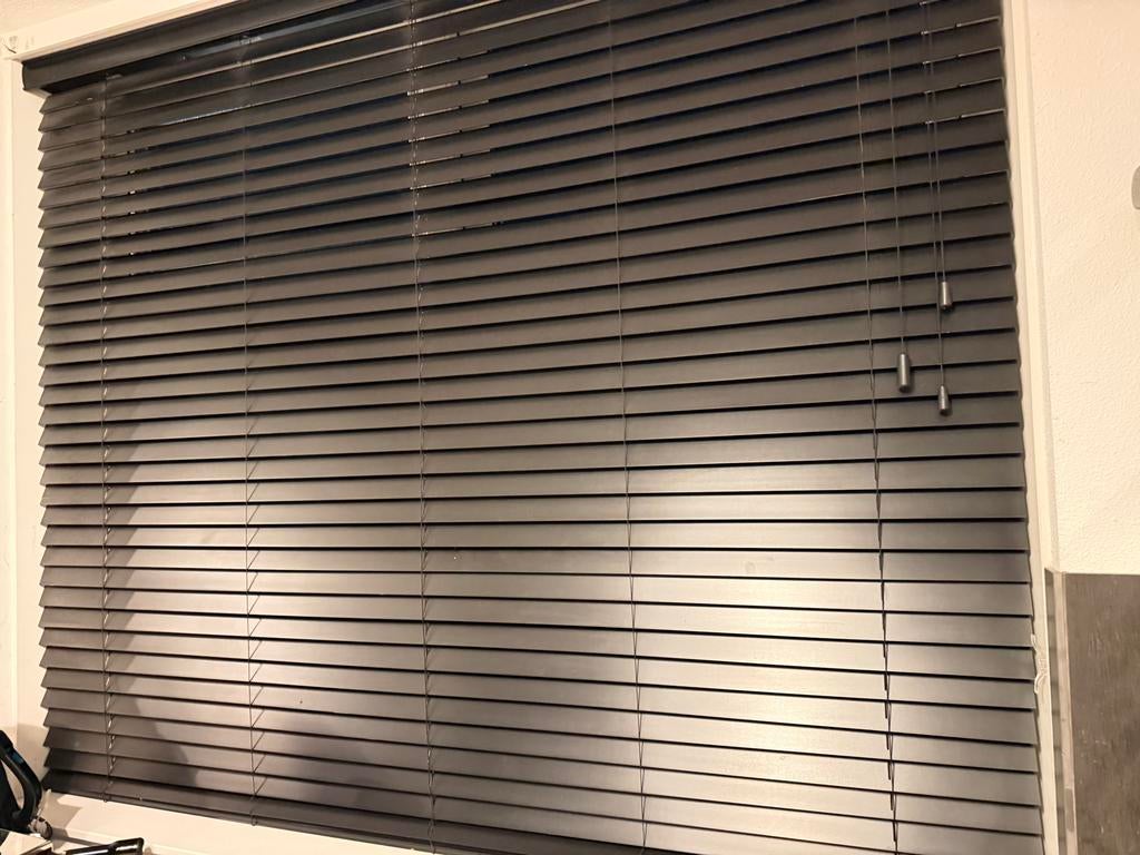 Zwarte 50mm brede jaloezieën ‘luxaflex’ raam van 194x152cm, Huis en Inrichting, Stoffering | Gordijnen en Lamellen, Gebruikt, 150 tot 200 cm