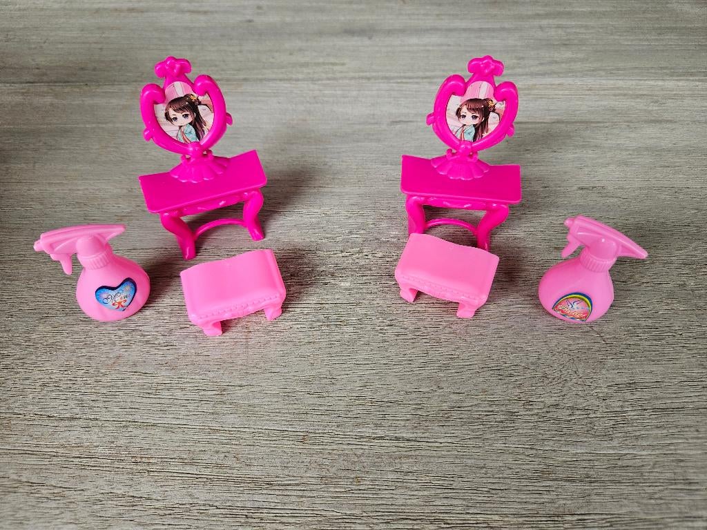 Poppenspulletjes: 2 kaptafeltjes, 2 bankjes en 2 spuitbusjes, Ophalen of Verzenden, Zo goed als nieuw, Overige typen