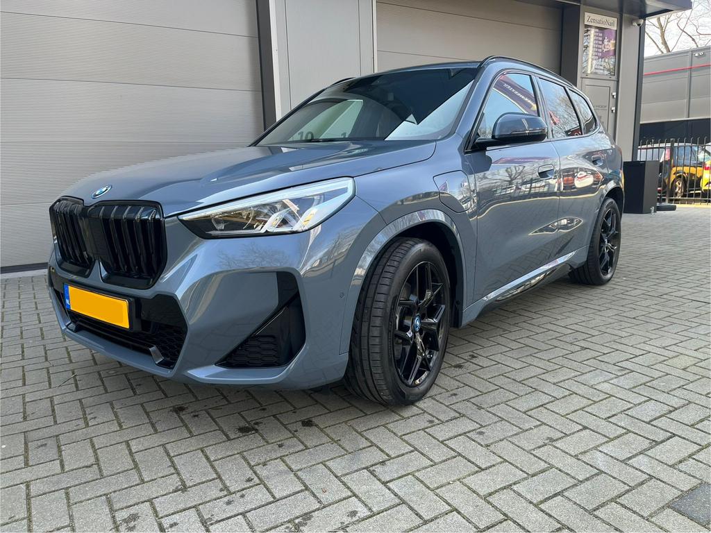 BMW X1 Xdrive25e 245pk 2024 Grijs / Blauw, Zwart, Blauw, Alcantara, Vierwielaandrijving