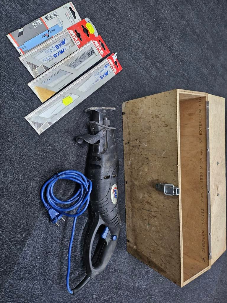 Ferm Reciprozaag FRS-600D met diverse zaagbladen, Doe-het-zelf en Verbouw, Gereedschap | Zaagmachines, Ophalen of Verzenden