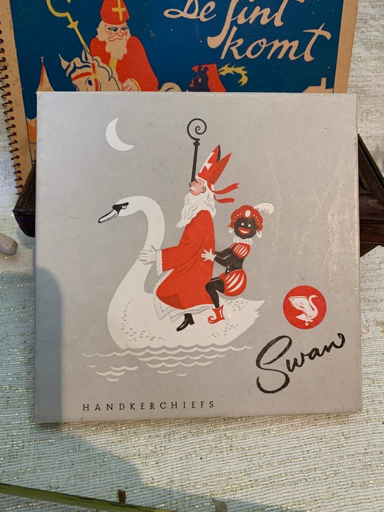 Zeer oud zakdoek doosje Swan. Sinterklaas, Diversen, Sinterklaas, T, Ophalen of Verzenden, Zo goed als nieuw, N