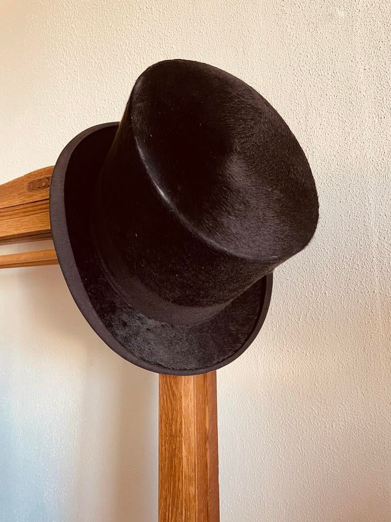 Elegante Hoge Hoed  met Bewaardoos - Maat 57, Ophalen of Verzenden, Zo goed als nieuw, 57 cm (M, 7⅛ inch) of minder, Hoed