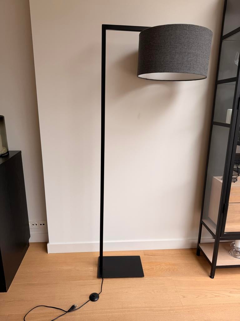Moderne Staande Lamp – Zwart met Grijze Kap, Huis en Inrichting, Lampen | Vloerlampen, Ophalen, Zo goed als nieuw, Metaal, 150 tot 200 cm