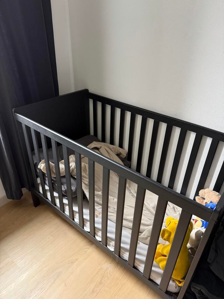 Twee zwarte ledikanten, Kinderen en Baby's, Babywiegjes en Ledikanten, Ophalen, Gebruikt, Ledikant