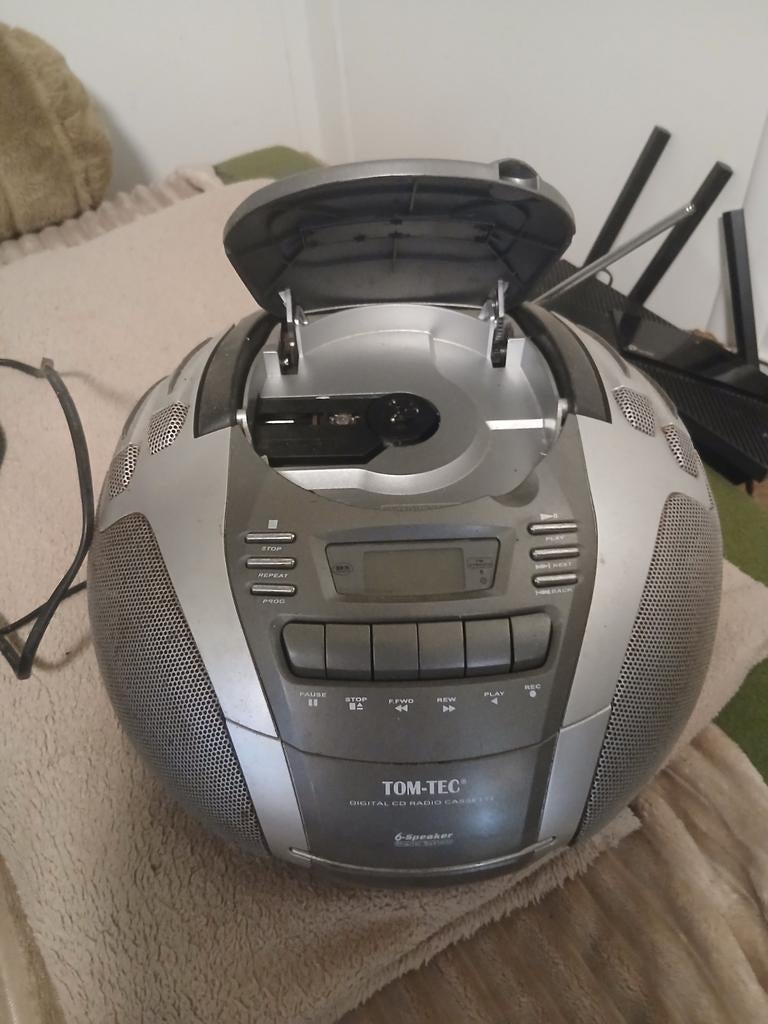 Dit is een Tom-Tec "Digital CD Radio Cassette" boombox, Ophalen